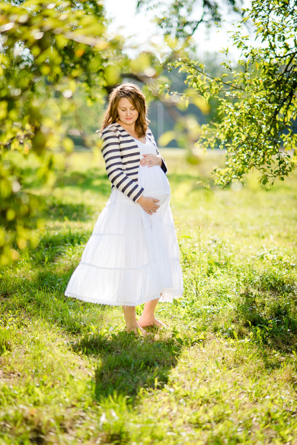 Babybauchfotos im Apfelgarten