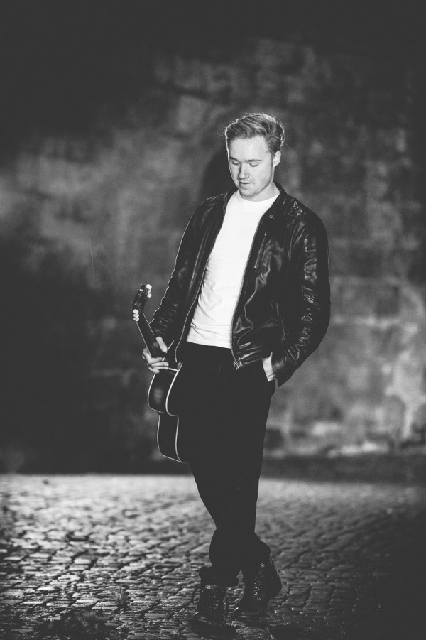 Musikerportrait mit Gitarre – Fabian Scheuerlein