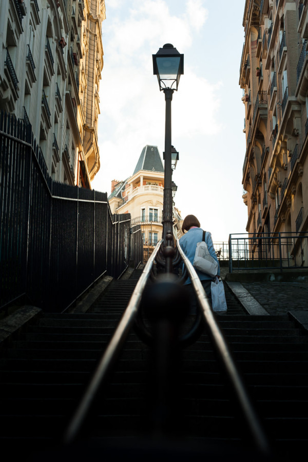 Streetphotography Paris - Straßenszene mit Gegenlicht