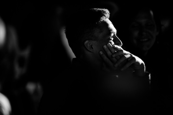 Licht und Schatten – Portrait eines Hochzeitsgasts