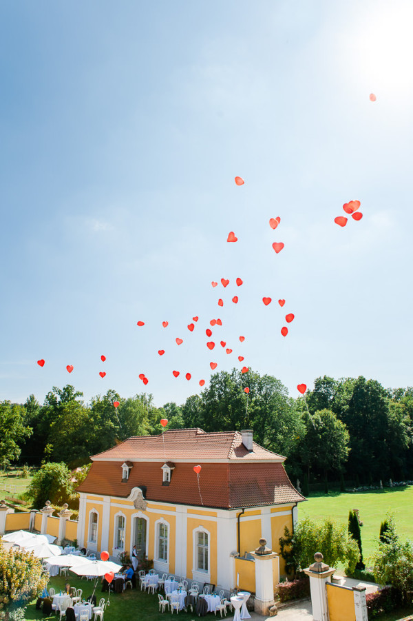 Luftballons steigen in den Himmel